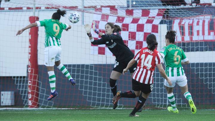 Amaia Peña, portera del Athletic, durante el partido ante el Betis.