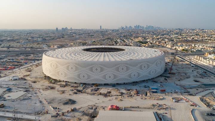 Vista impresionante del Estadio mundialista Al Thumama a 25 meses de Qatar 2022