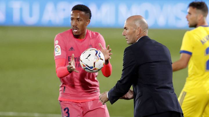 Militao y Zidane, durante el Real Madrid-Cádiz.