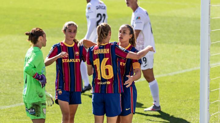 Jugadoras del Barça celebran un gol ante el Sporting de Huelva.