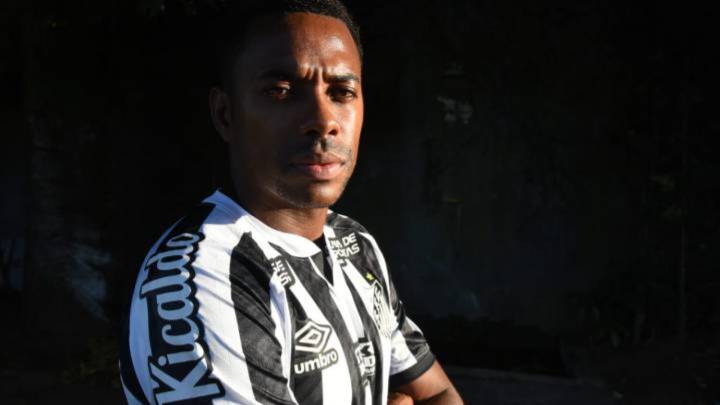 Robinho no ha llegado a ver culminado su fichaje por el Santos.