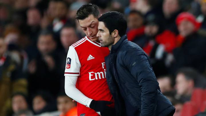 La relación entre Arteta y Özil se complica