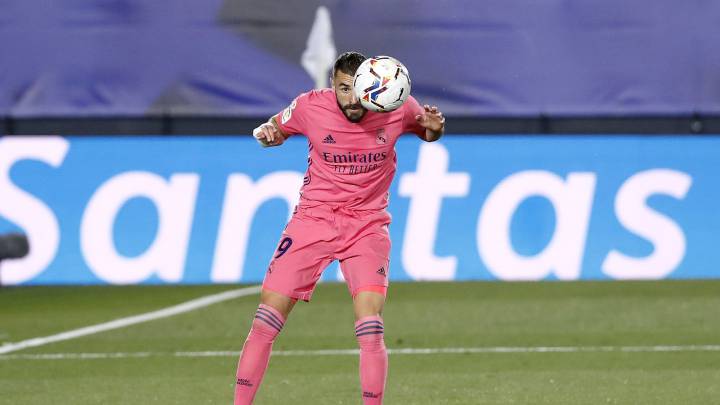 Karim Benzema remata con la cabeza en un partido del Real Madrid