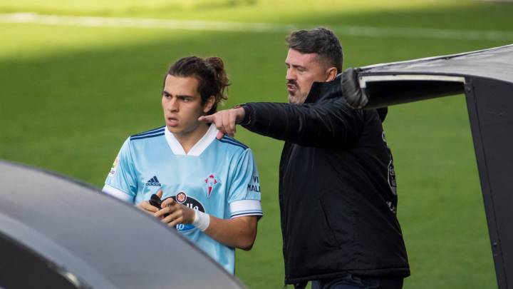 Óscar García da indicaciones a Miguel Rodríguez durante el partido contra el Atlético.