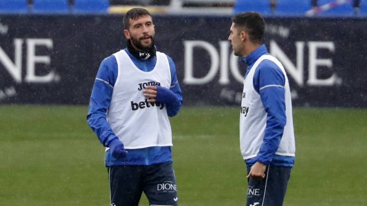 Dudas y un partido invisible