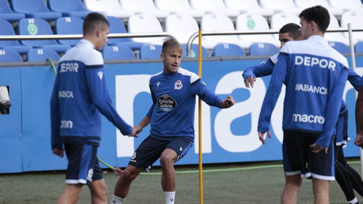 Yago Gandoy, en el entrenamiento del Deportivo en Riazor.