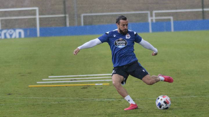 Héctor Hernández en un entrenamiento con el Deportivo