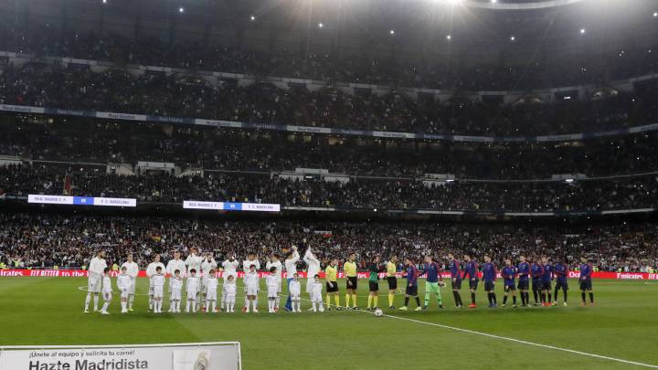 Los jugadores del Real Madrid y Barcelona forman sobre el césped del Santiago Bernabéu antes del partido de vuelta de semifinales de la Copa del Rey en 2019.