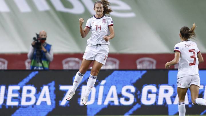Alexia Putellas celebra su gol con España.
