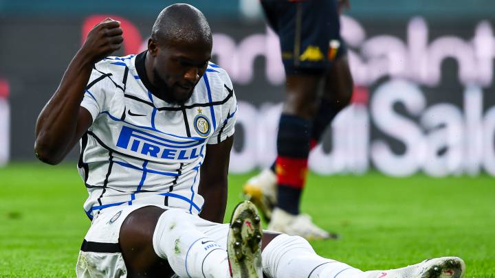 Lukaku, sentado sobre el césped con el puño en alto