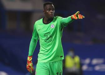 Mendy le tiende la mano a Kepa