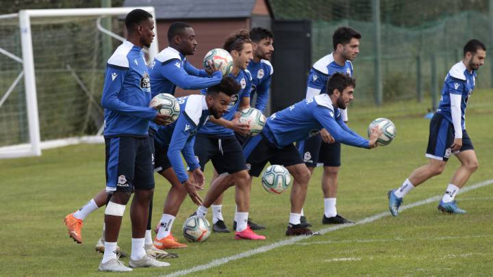 Varios jugadores del Deportivo en el entrenamiento previo a la visita al Compostela.