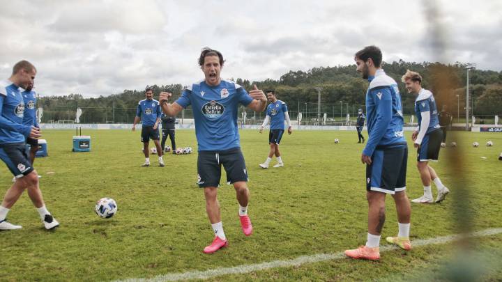Keko, bromeando en el entrenamiento del Deportivo.