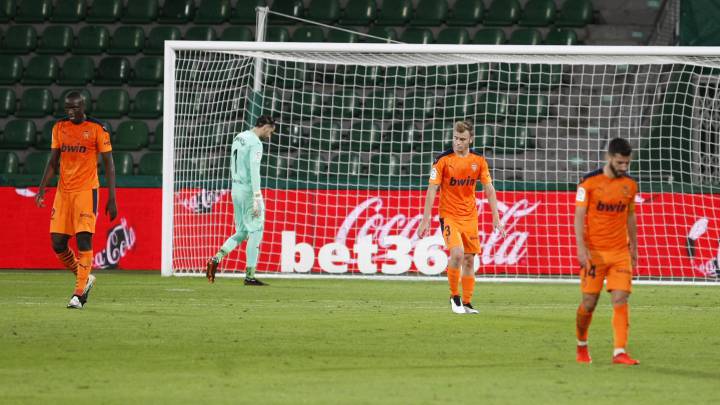 Diakhaby, Jaume, Lato y Gayà, tras el primer gol del Elche.