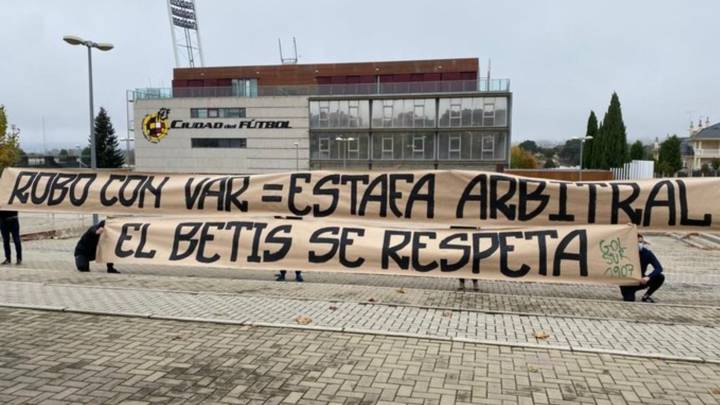 Una facción radical del Betis, Gol Sur 1907, colocó una pancarta de protesta contra los árbitros delante de la sede de la Federación Española de Fútbol.