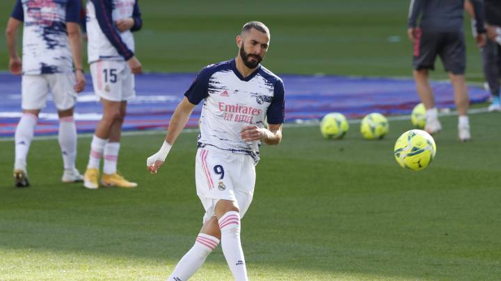 Benzema calienta sobre el césped del Camp Nou.