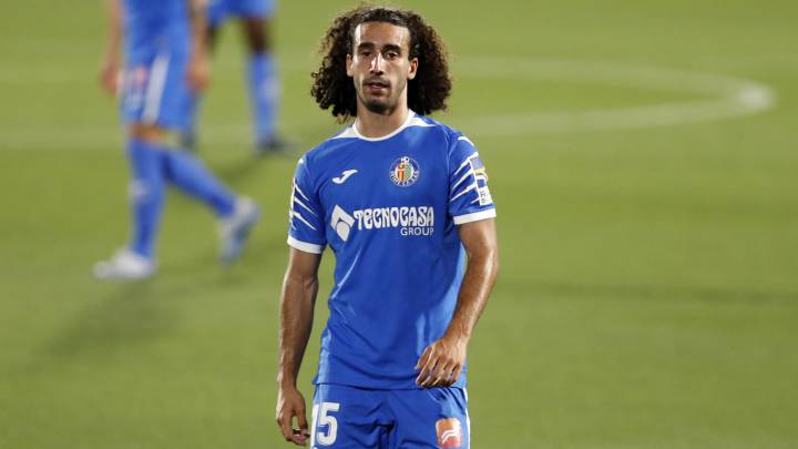 El choque ¿adrede? de Cucurella con Gil Manzano que crea debate en Twitter.