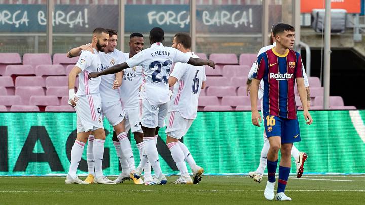 El Real Madrid celebra un gol ante el Barcelona.