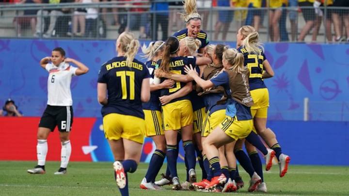 Suecia celebra un gol.