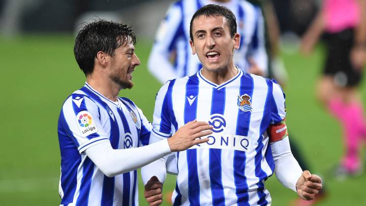 Mikel Oyarzabal celebra un gol con sus compañeros.
