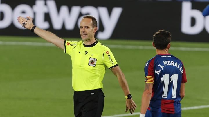 El VAR interviene más en Liga, pero corrige menos
