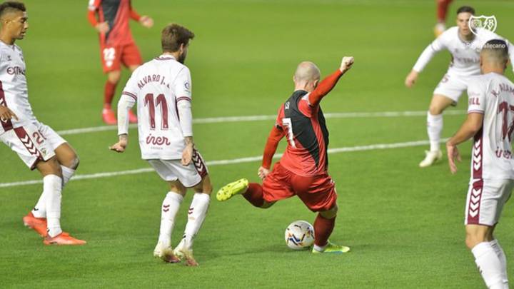 Isi, rematando contra el Albacete.