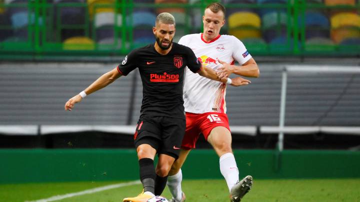 Klostermann persigue a Carrasco durante el partido contra el Atlético.