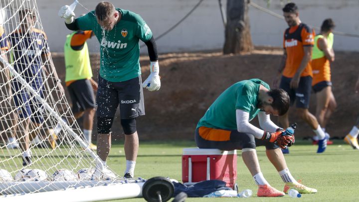 Los once goles encajados alimentan el debate en la portería