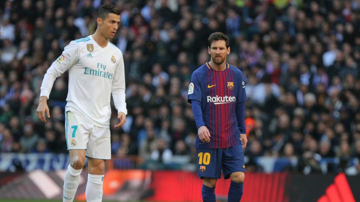 Cristiano Ronaldo y Leo Messi, en acción durante un Clásico entre Real Madrid y Barcelona.