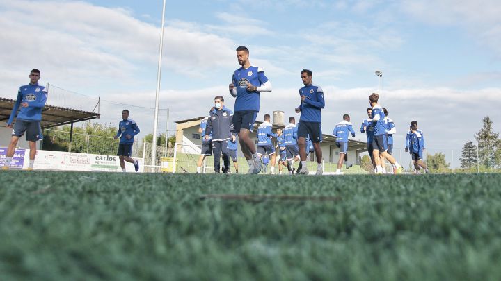 Entrenamiento del Deportivo en césped sintético