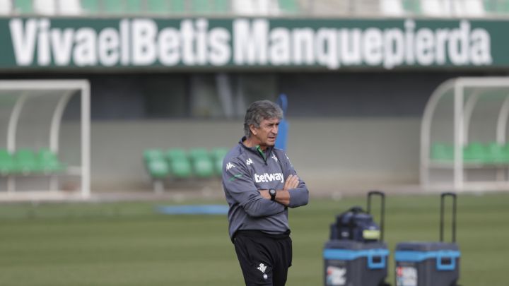 El entrenador del Betis Manuel Pellegrini habló con Jorge Valdano y le confesó que tiene "una tendencia enfermiza" por competir. Y habló del Sevilla.