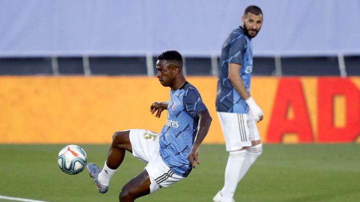 Vinicius y Benzema, antes de un partido del Real Madrid.