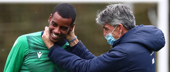 Gesto cariñoso de Imanol con Isak durante el entrenamiento.