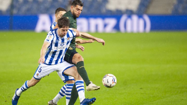 Aritz Elustondo pugna por un balón durante el partido de LaLiga Santander entre la Real Sociedad y el Huesca.