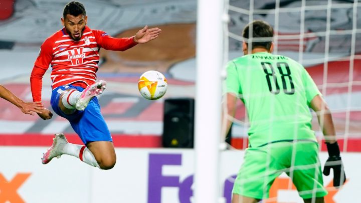 Luis Suárez remata ante Zivkovic.