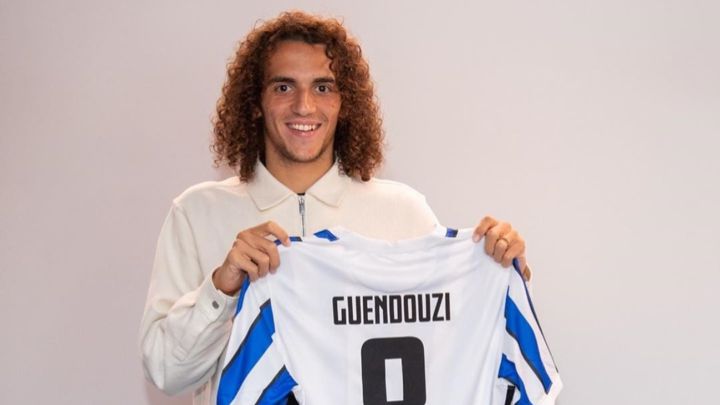Matteo Guendouzi posando con la camiseta del Hertha Berlín.