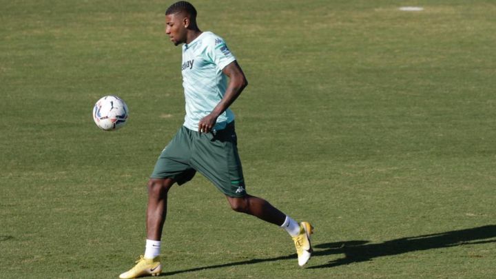 Emerson regresa al grupo y aspira al once ante el Elche