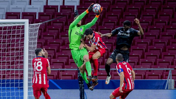 Oblak atrapa un balón aéreo.