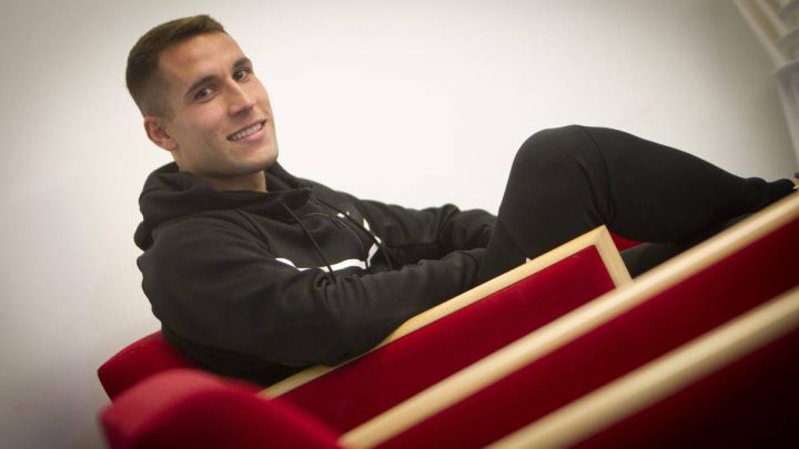 Hugo Mallo, posa para AS en las instalaciones deportivas de A Madroa.