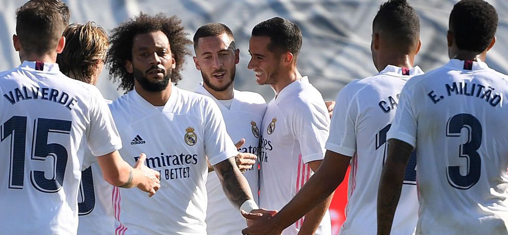 Hazard es felicitado por su compañeros tras su gol al Huesca.