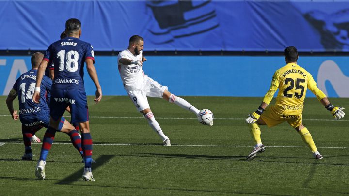 Benzema se dispone a marcar su primer contra el Huesca.