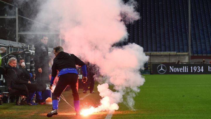 Una bengala lanzada desde fuera del estadio interrumpe el derbi de Génova