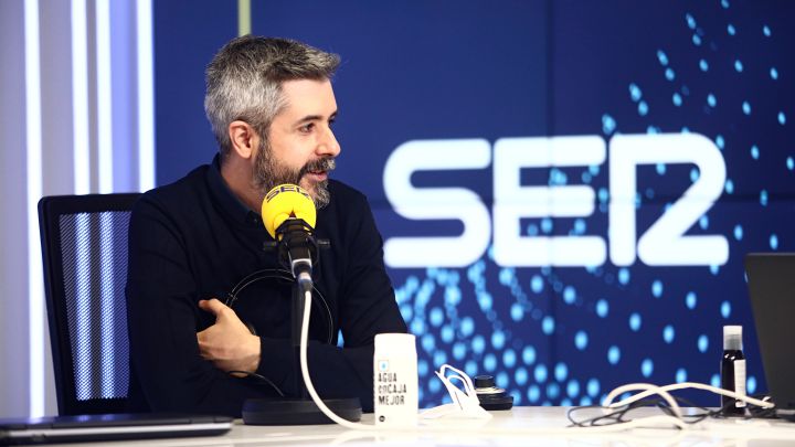 Carrusel Deportivo, de la Cadena SER, fue uno de los galardonados en la 67ª edición de los Premios Ondas. Dani Garrido, director y presentador del programa, atiende al AS.