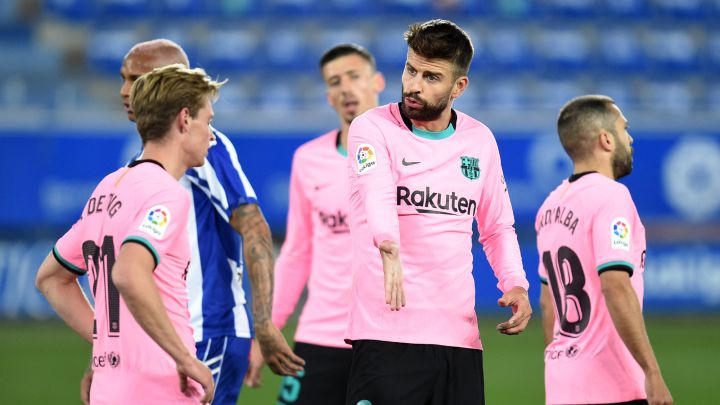 Piqué da indicaciones en Mendizorroza.