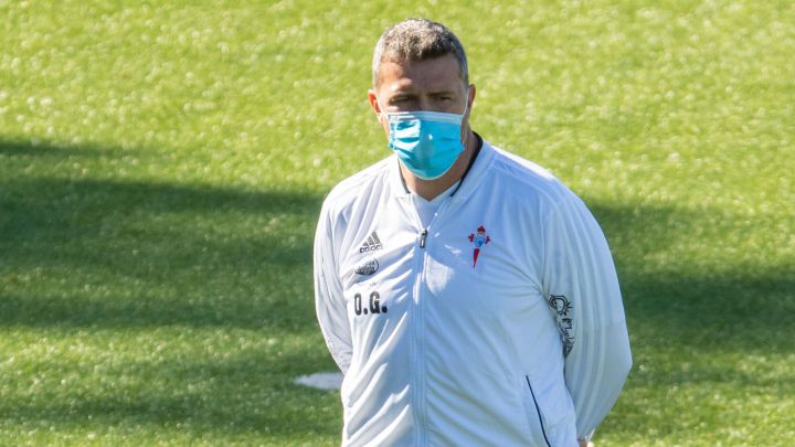 Óscar García camina por el césped de A Madroa durante un entrenamiento