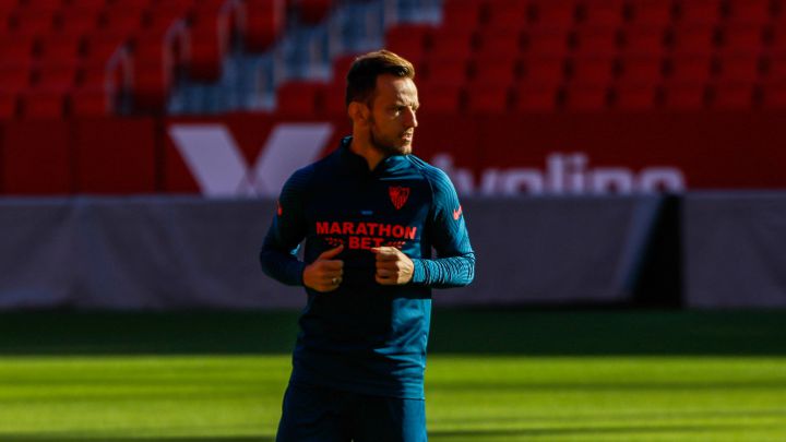 El centrocampista croata del Sevilla Ivan Rakitic habló de Lionel Messi: "Siempre me he llevado de maravilla con él. Hay que cuidarle de manera especial".