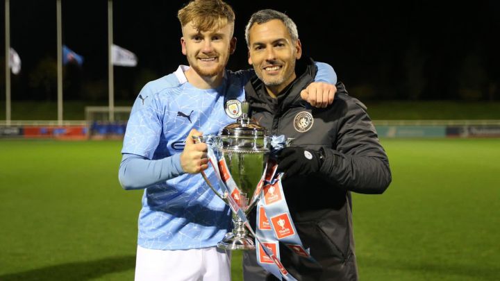 El español Carlos Vicens hace campeón al City juvenil