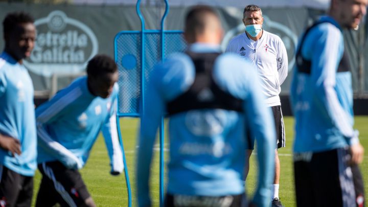 Óscar García observa el entrenamiento de sus pupilos en A Madroa