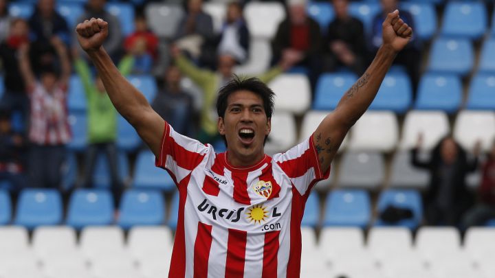 Ulloa celebra uno de sus goles con el Almería.