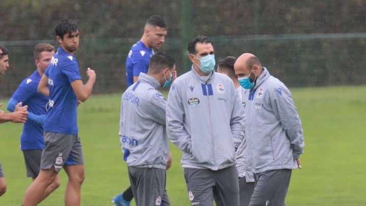 Juan Carlos Valerón, junto a Manuel Pablo en un entrenamiento del Deportivo.